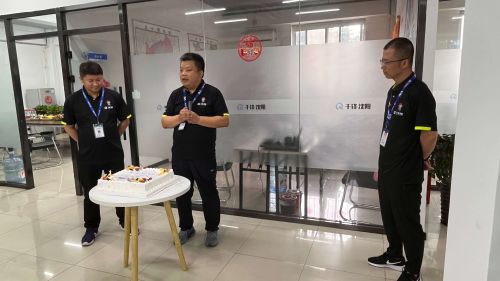 張校，馮校，闞校，三位校長切沈陽校區(qū)三周年蛋糕
