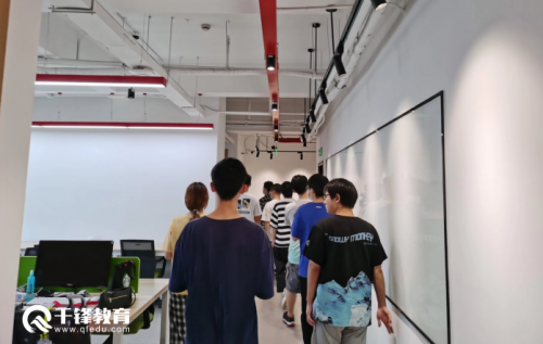 千鋒web前端培訓(xùn)班學員去到全速公司參觀2